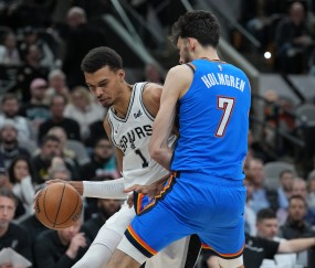 两度生吃！美网友：文班一打切特就来劲 文班拿捏对位&amp;切特有戒指